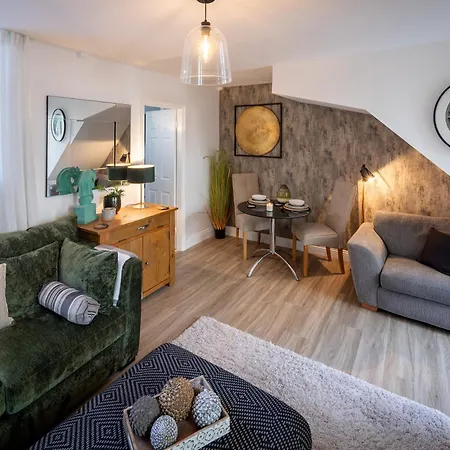 Feriehus Character, Comfort And Convenience, No 5 Rosedene Mews *